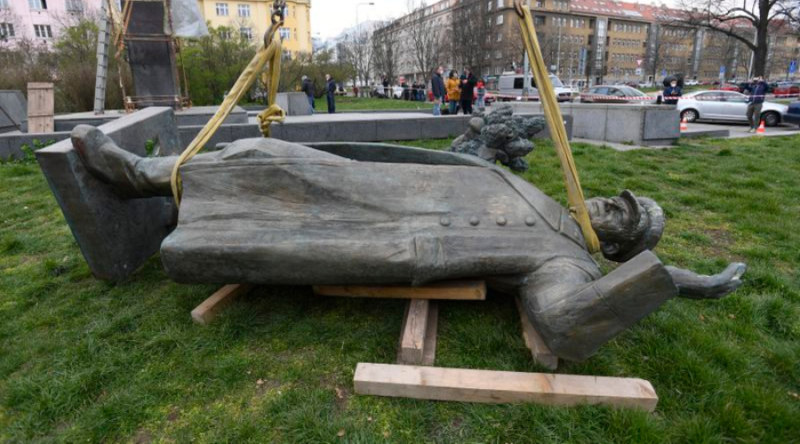 Снос памятника маршалу Коневу в Праге