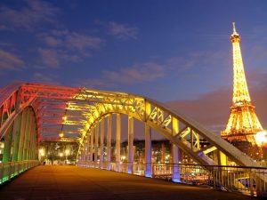 Francia Pariz Отпуск во Франции проведет на 30 процентов меньше чехов, чем ожидалось ранее
